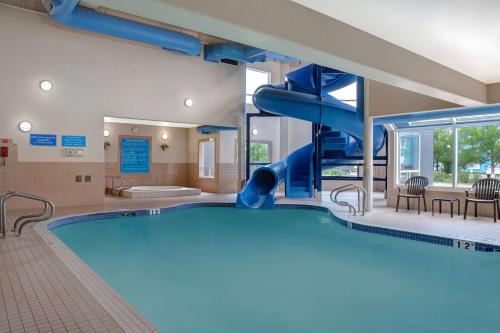 Piscina de la sau aproape de Days Inn by Wyndham Medicine Hat