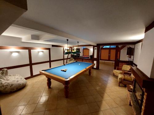 a pool table in the middle of a room at Ranczo Brusno in Połczyn-Zdrój