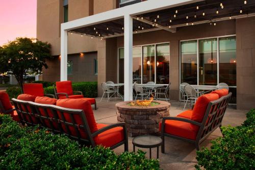 eine Terrasse mit Stühlen und einem Tisch mit einer Feuerstelle in der Unterkunft Home2 Suites by Hilton - Memphis/Southaven in Southaven