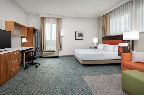 een hotelkamer met een bed en een bureau bij Home2 Suites by Hilton - Memphis/Southaven in Southaven