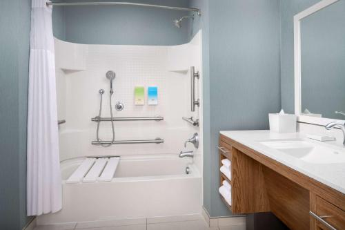 een badkamer met een bad en een wastafel bij Home2 Suites by Hilton - Memphis/Southaven in Southaven