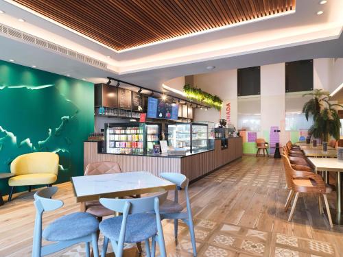 Leonardo Boutique Hotel Larnacaにあるレストランまたは飲食店