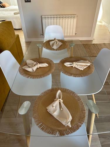 a table with three white tables with hats and bows on them at Nordic Home in Tudela