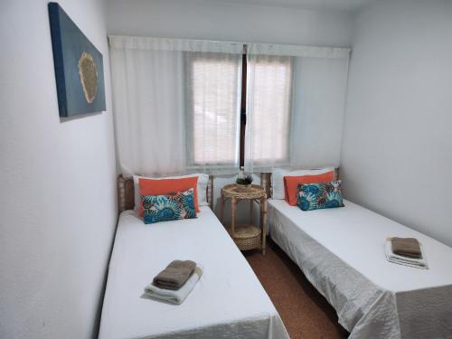 due letti in una stanza con due finestre di Los Balandros 116 a San Agustin