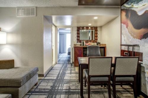 Embassy Suites by Hilton Orlando International Drive Convention Center Image
