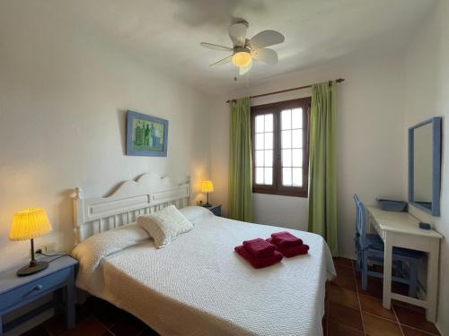 1 dormitorio con cama blanca y ventana en BERGANTIN 109 by SOM Menorca en Fornells