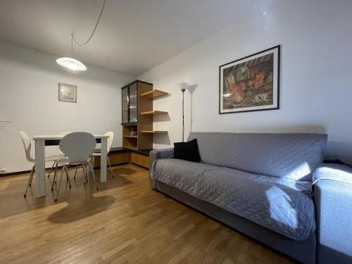 Giustino的住宿－026 Bilocale con caminetto, Giustino，客厅配有床和桌子