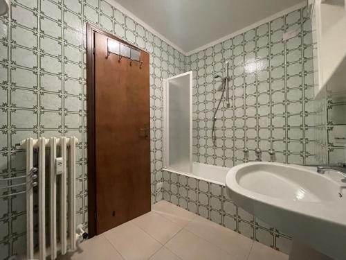 een badkamer met een bad en een wastafel bij 026 Bilocale con caminetto, Giustino in Giustino