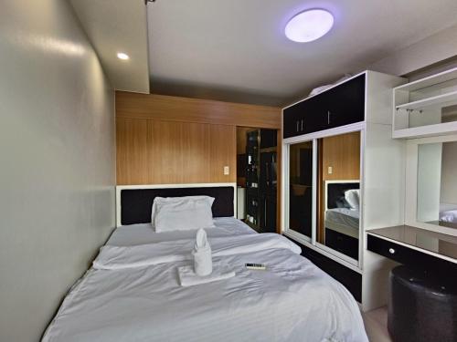 een slaapkamer met een groot bed in een kamer bij PREMIERE HAVEN at Shell Residences in Manilla
