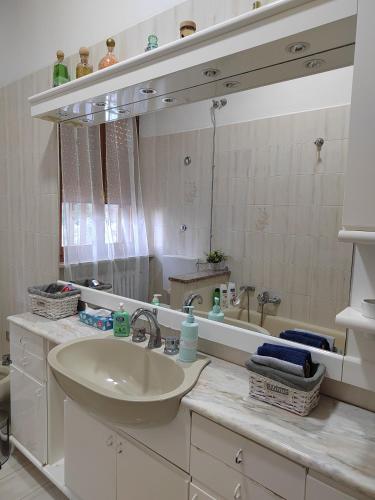 a bathroom with a sink and a mirror at B&B La Finestra Sul Mare in Ripatransone