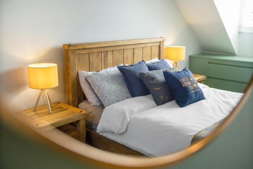 Cama ou camas em um quarto em Exquisite & Relaxing Haven in Elton Lane, Sleeps 4