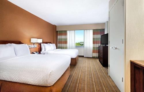 Postel nebo postele na pokoji v ubytování Embassy Suites Parsippany