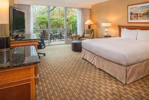 シータックにあるヒルトン シアトル エアポート＆カンファレンス センターのベッドとテレビが備わるホテルルームです。