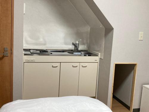 uma cozinha com um lavatório e um fogão em Sky Tree INN (晴樹宿）stay ASAKUSA em Tóquio