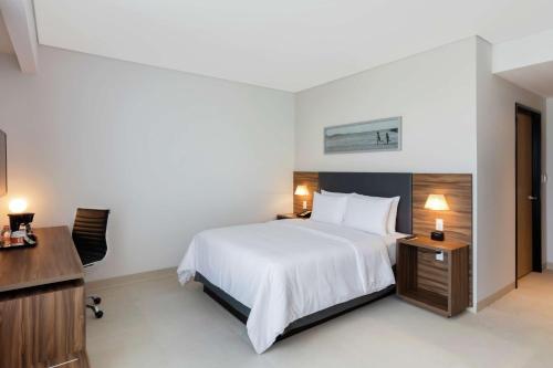 Cama ou camas em um quarto em Hampton Inn By Hilton Cancun Cumbres