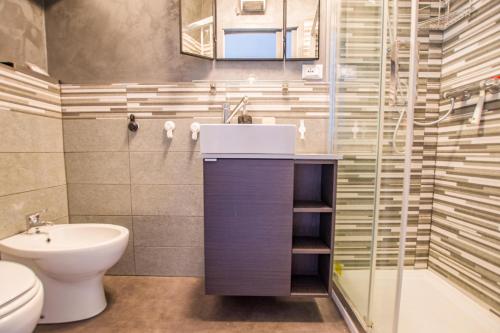 un bagno con lavandino, WC e doccia di Viale 24 a Trieste