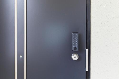 a close up of a door with a remote control at 錦系町天空樹景觀飯店 Skytree View Kinshicho in Tokyo