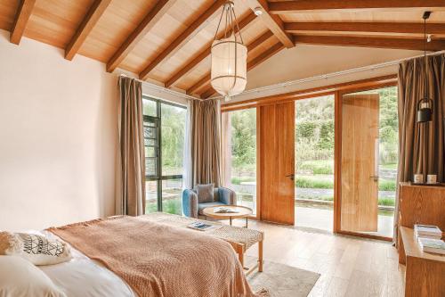 Ένα ή περισσότερα κρεβάτια σε δωμάτιο στο Anji Shanchuan Design Homestay