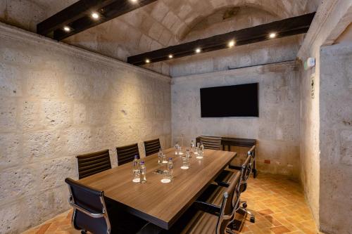 a conference room with a wooden table and chairs at Hampton by Hilton Arequipa in Arequipa