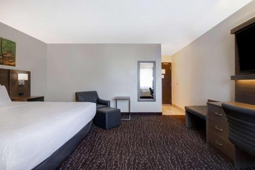 Cama o camas de una habitación en Days Inn & Conference Centre by Wyndham Prince Albert