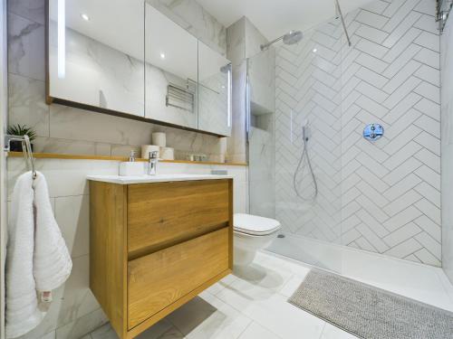 ein Bad mit einem Waschbecken, einem WC und einer Dusche in der Unterkunft Luxury Stunning 2bedroom city centre in Manchester