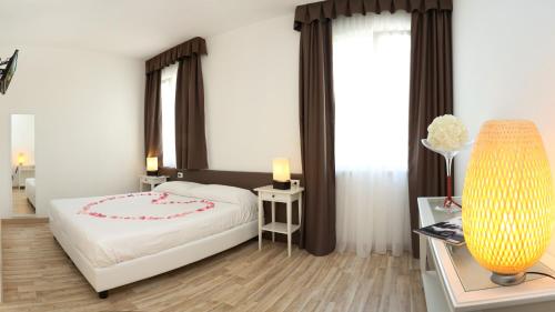 Ένα ή περισσότερα κρεβάτια σε δωμάτιο στο Hotel Al Sole Bardolino