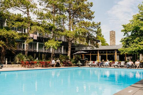 una gran piscina frente a un edificio en Badhotel Rockanje en Rockanje