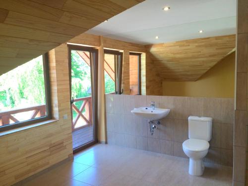 a bathroom with a toilet and a sink at Guest house Vilciņi in Bernāti