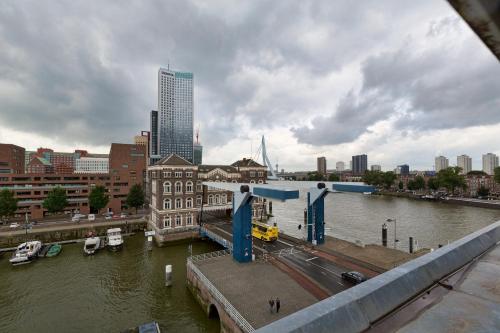 a view of a city with a river and buildings at Suitehotel Pincoffs in Rotterdam