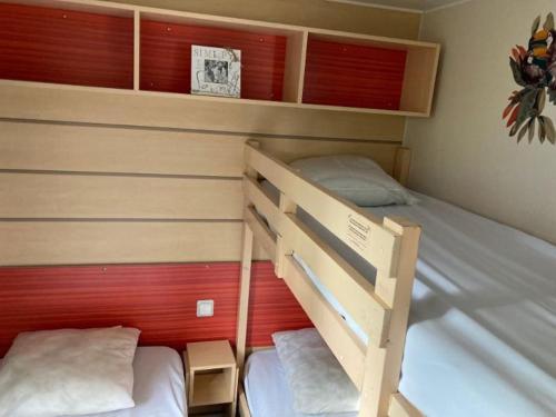 two bunk beds in a small room at Mobil home Confortable et Lumineux 50 min de Paris in Mirgaudon