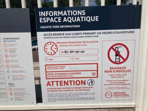 a sign that saysutionsance appliances and ahibited sidx sidx at Mobil home Confortable et Lumineux 50 min de Paris in Mirgaudon