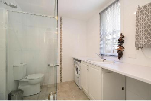 W łazience znajduje się toaleta, umywalka i prysznic. w obiekcie Lurline Lodge w mieście Katoomba