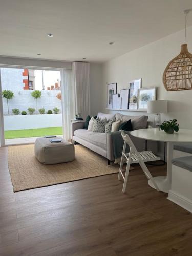 een woonkamer met een bank en een tafel bij Large 2 Bed Maisonette, walking distance to Centre in Cardiff