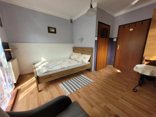 1 dormitorio pequeño con 1 cama en una habitación en WILLA MONTE NEVE en Stronie Śląskie