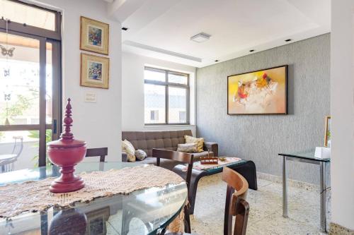 uma sala de estar com um sofá e uma mesa em Quarto de Casal em Apartamento - Belo Horizonte - Buritis em Belo Horizonte