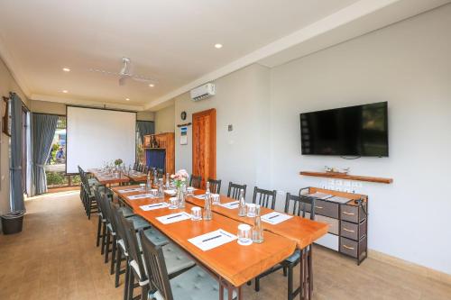a conference room with a long table and chairs at Damar Toba in Balige