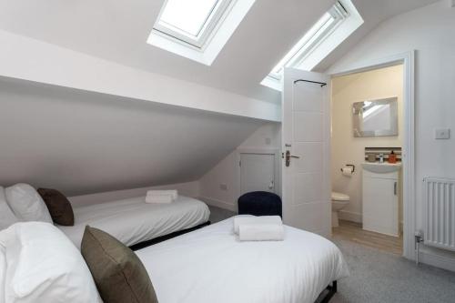 Un pat sau paturi într-o cameră la Burton Cottage