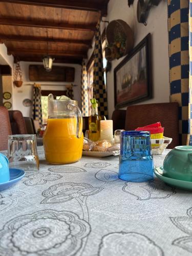 Los Nidos De Santa Maria في أرويو فريو: طاولة عليها إبريق من عصير البرتقال