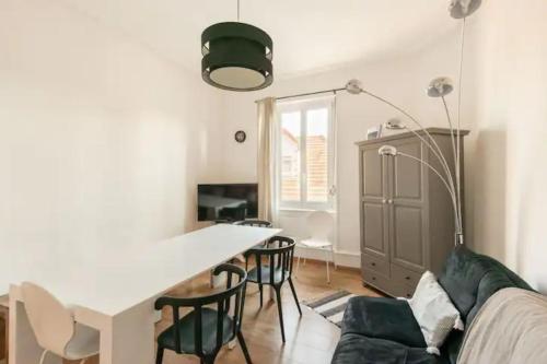 un salon avec une table, des chaises et un canapé dans l'établissement Peyerimhoff Colmar - 3 Chambres - 8 Pers - Clim, à Colmar