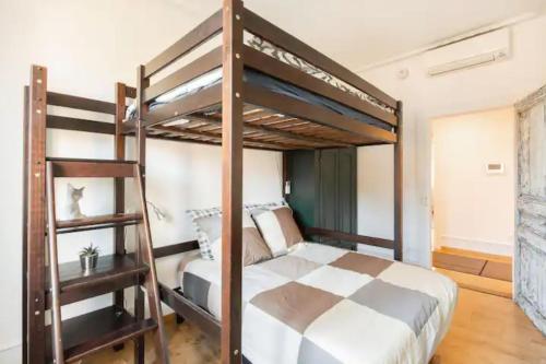 une chambre avec deux lits superposés dans une pièce dans l'établissement Peyerimhoff Colmar - 3 Chambres - 8 Pers - Clim, à Colmar