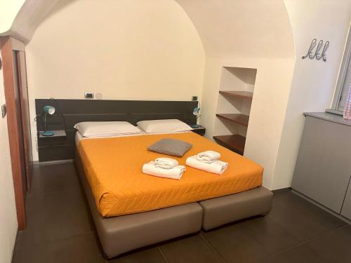 een slaapkamer met een bed met twee handdoeken erop bij FEEL - Luxury Duomo Suite in Bergamo