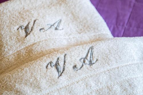 ゴウヴィアにあるVilla Atalantiの白枕にアフマドという文字が書かれている
