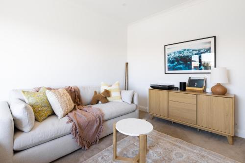 Un lugar para sentarse en 1 Beach House - Award-winning Luxury 4 Bedroom Smart Home