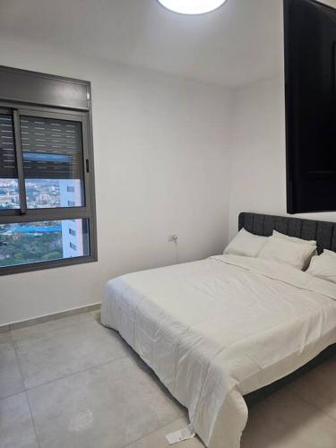 Ένα ή περισσότερα κρεβάτια σε δωμάτιο στο Elegant 3 bedroom Ocean view Condo in Kiryat Yam