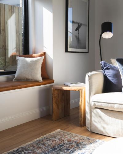 Una cama o camas en una habitación de 1 Beach House - Award-winning Luxury 4 Bedroom Smart Home