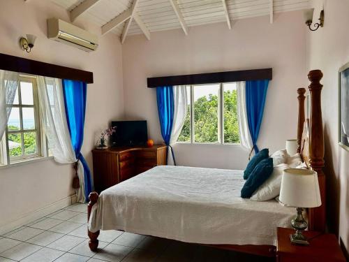 Postel nebo postele na pokoji v ubytování Luxury 5-Bed Villa in Tobago The Big Yellow House