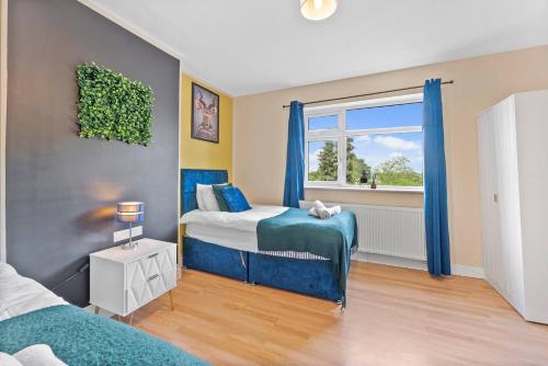 Tempat tidur dalam kamar di Stunning 5 Bed in Peak District Gem - Games Rooms