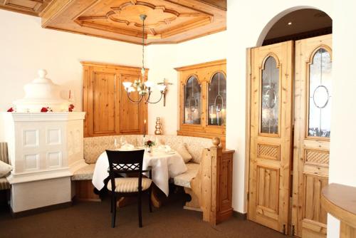 a dining room with a table and a chandelier at Hotel Landhaus Feckl in Böblingen