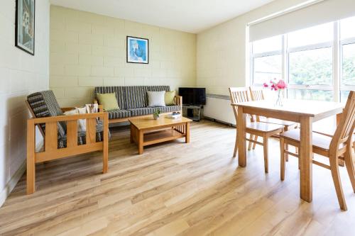 uma sala de estar com um sofá e uma mesa em Corrib Village Apartments University of Galway em Galway