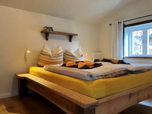 1 cama grande con almohadas en la habitación en Am Sund Hus, en Ulsnis
